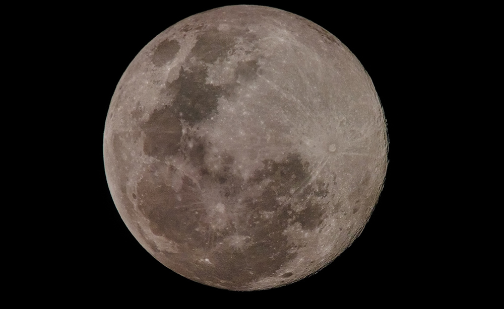 चन्द्रमाको फरक रङ : खगोल शास्त्रका लागि दुर्लभ