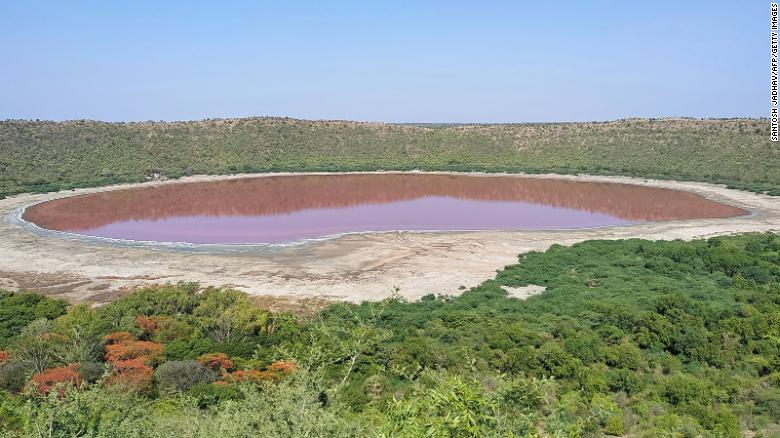 ५० हजार वर्ष पुरानो ताल अचानक गुलाबी भयो