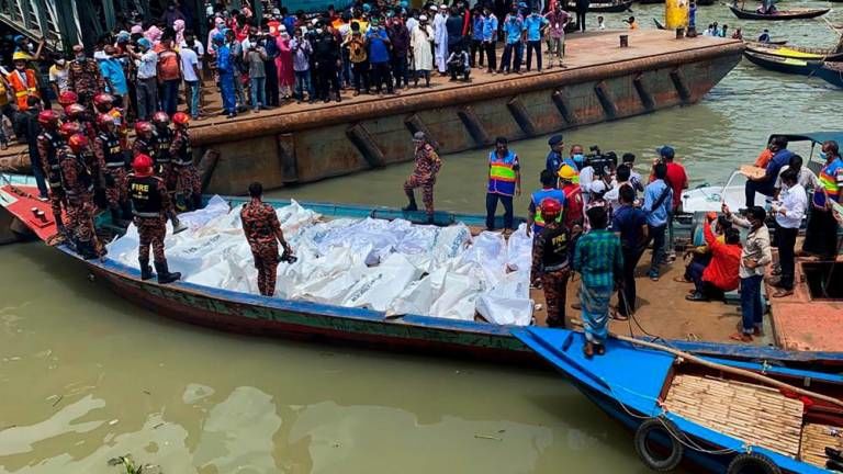 बङ्गलादेशमा डुङ्गा दुर्घटना २३ को मृत्यु , दर्जनौं बेपत्ता 
