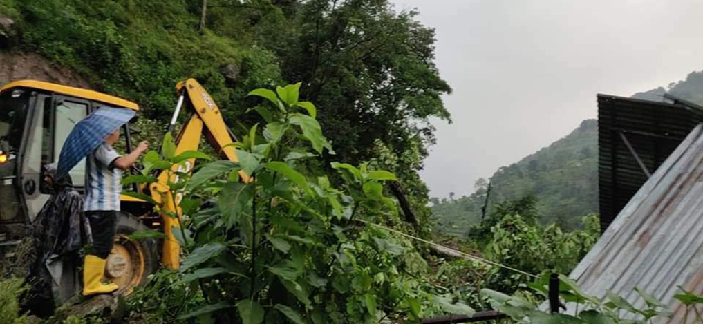 वर्षासँगैको पहिरोमा परेर आठ जना बेपत्ता