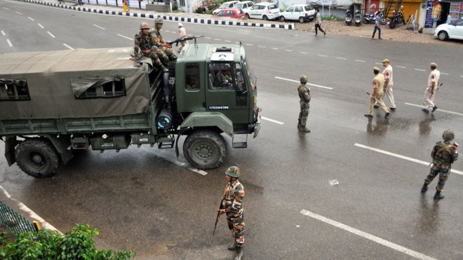 कालाे दिनका रुपमा मनाउने तयारी गरेपछि भारत प्रशासित कश्मिरमा कर्फ्यु