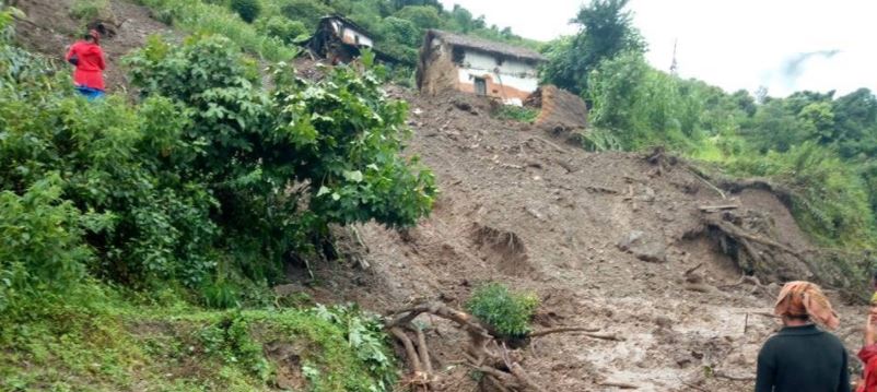 तीन घर विस्थापित, ३० घरपरिवार उच्च जोखिममा