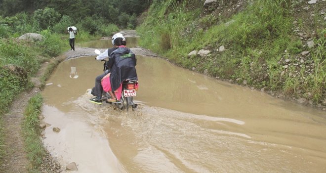 जलवीरे सडकमा बग्छन् दर्जनौँ खोला