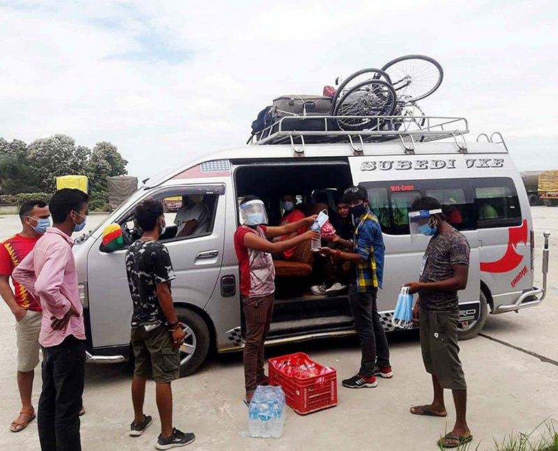 जमुनाहा नाकामा २५ हजारलाई खाना, पानी र मास्क वितरण