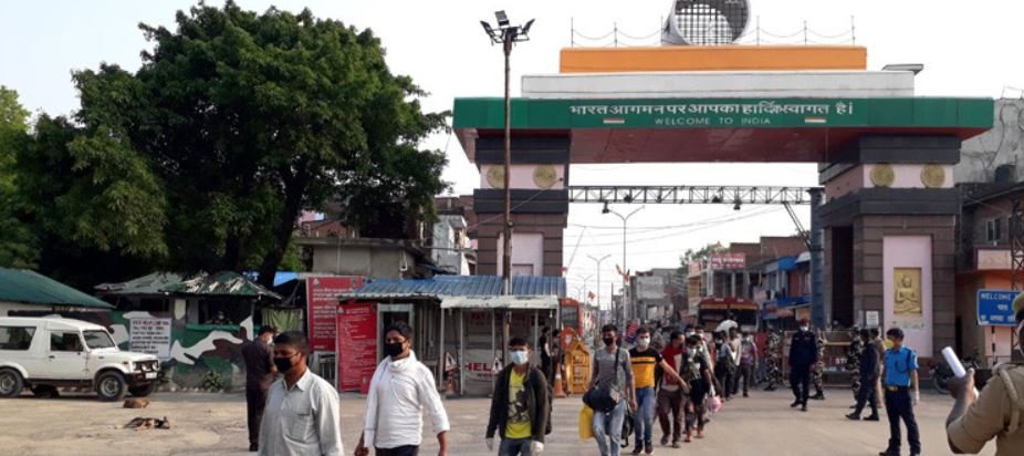 भारत छिर्दै नेपाली– रोगको डरले आए, बेरोजगारीको चिन्ताले फर्कँदैछन्