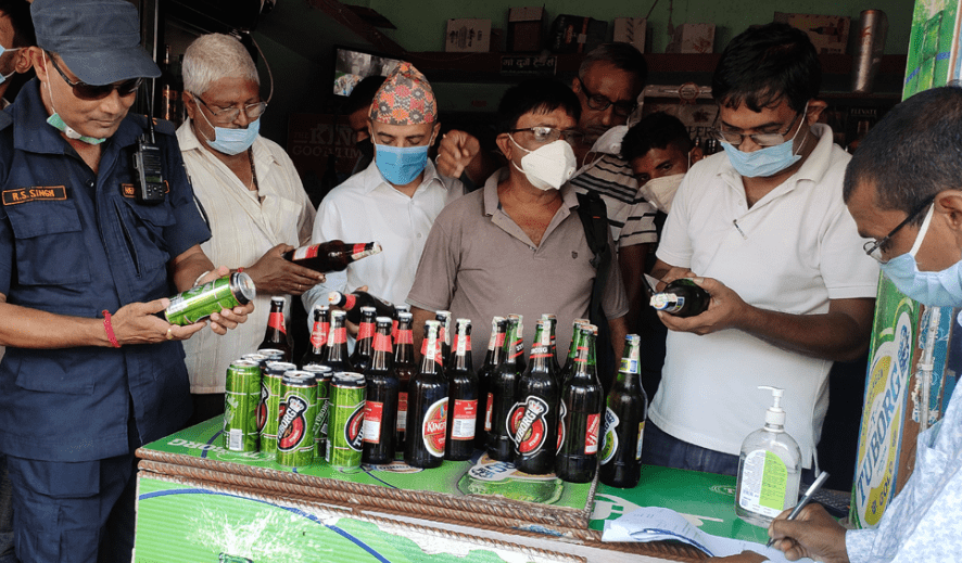 विक्री अवस्थामा राखिएका म्याद गुज्रिएका बियर बरामद