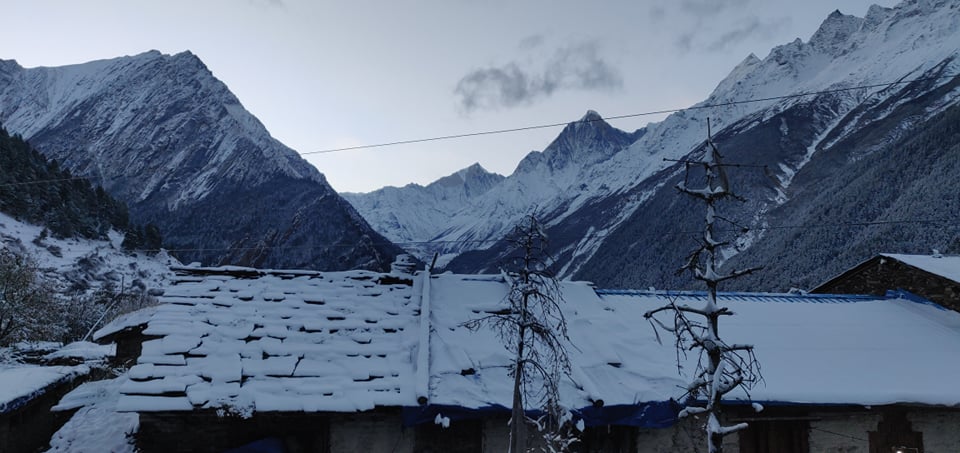 व्यासमा भारी हिमपात, भारतीय बाटोको प्रयोग गरेर खलंगा झर्दै स्थानीय (फोटोफिचर)