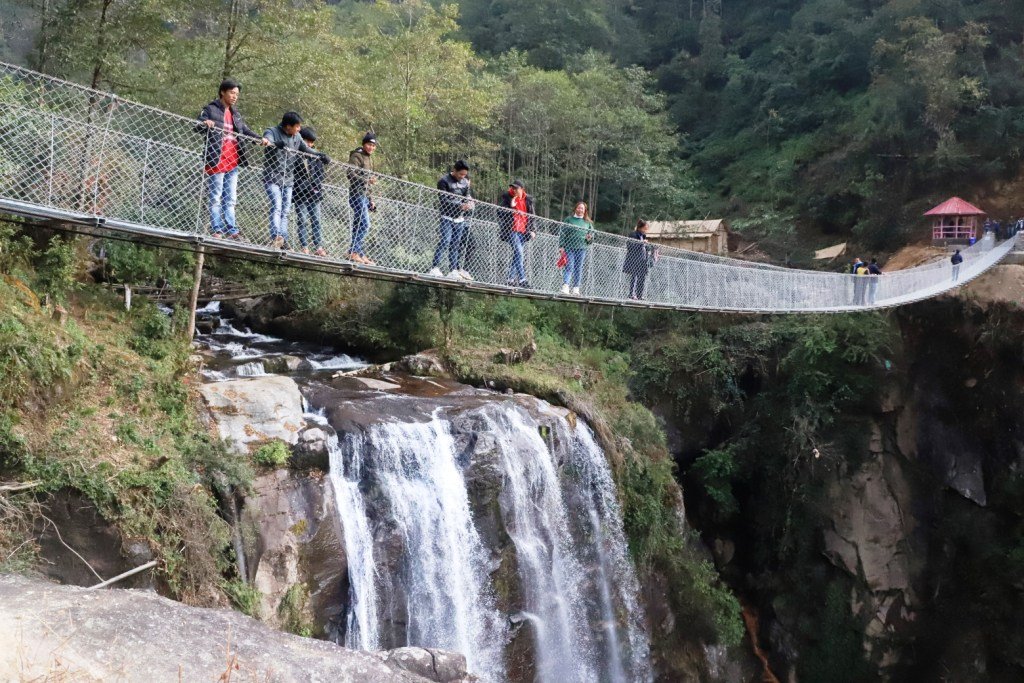 पर्यटकका लागि आकर्षक गन्तव्य बन्दै मुवा झरना