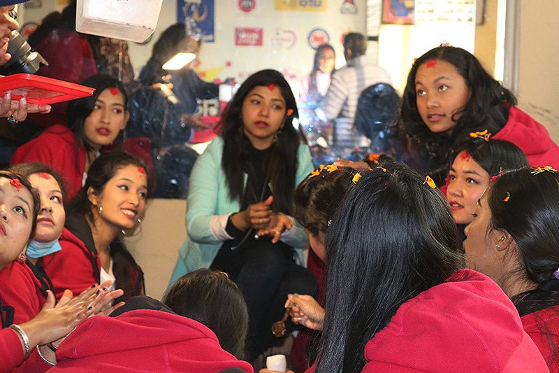 मिस नेवाः का  प्रशिक्षार्थी किशोरीद्वारा यःमरि बनाउने कला प्रस्तुत
