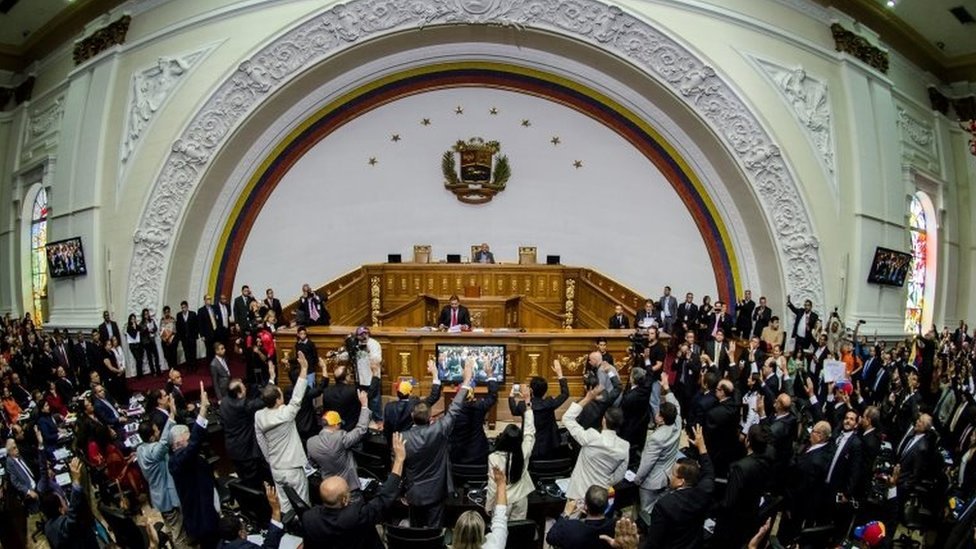 भेनेजुएलाको संसदका सदस्यहरुले लिए सपथ, अमेरिका–समर्थित गुएइदो बाहिरिए
