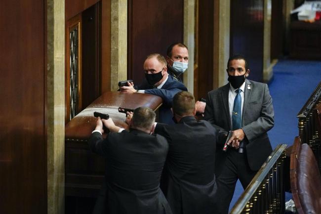अमेरिकी संसद भवनमा ट्रम्प समर्थकद्वारा हमला, ट्रम्पमाथि “सत्ताविद्रोह”को आरोप