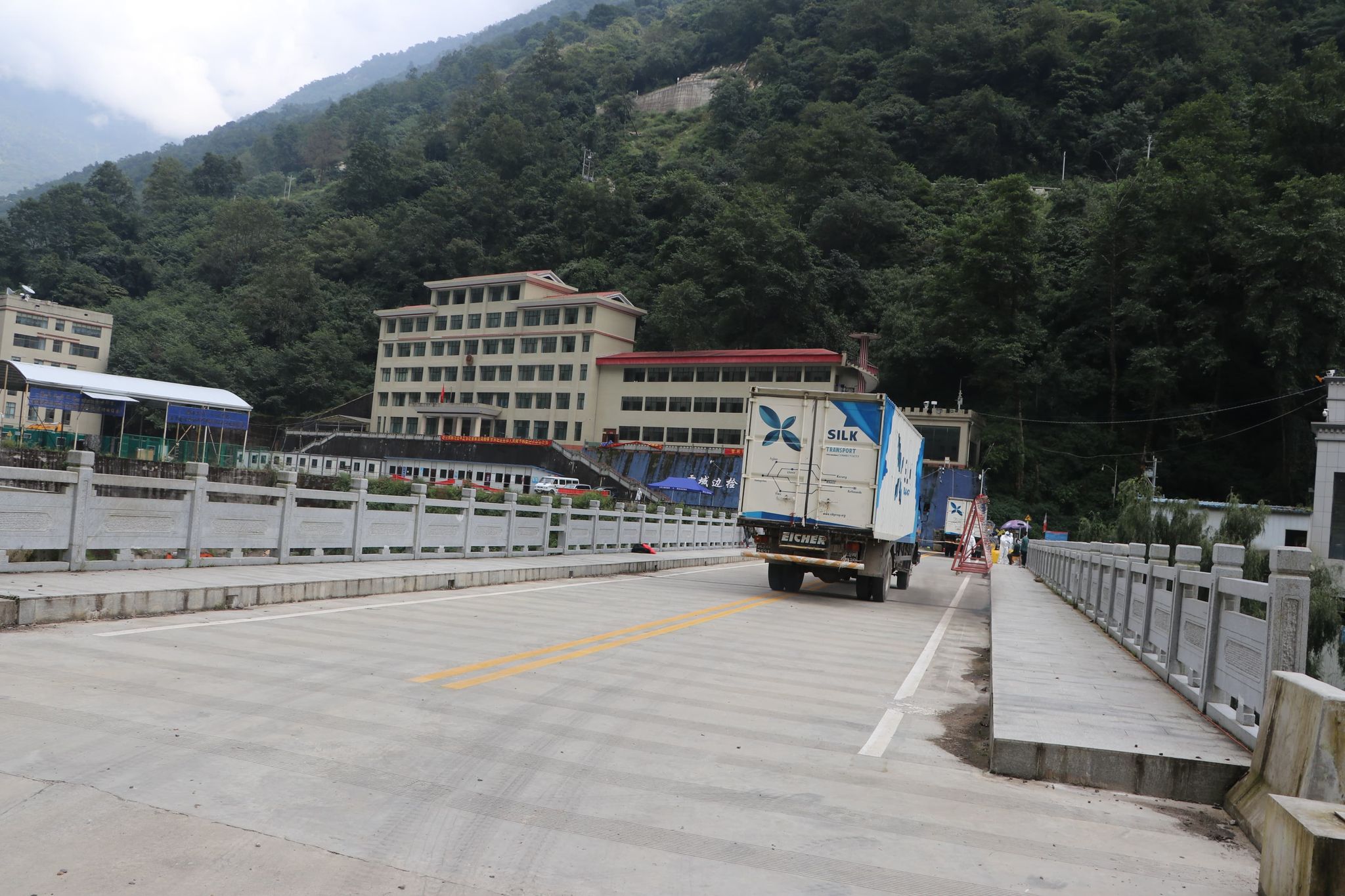 मितेरी पुल पुनःनिर्माण हुँदै, तातोपानी नाका २० दिनका लागि बन्द