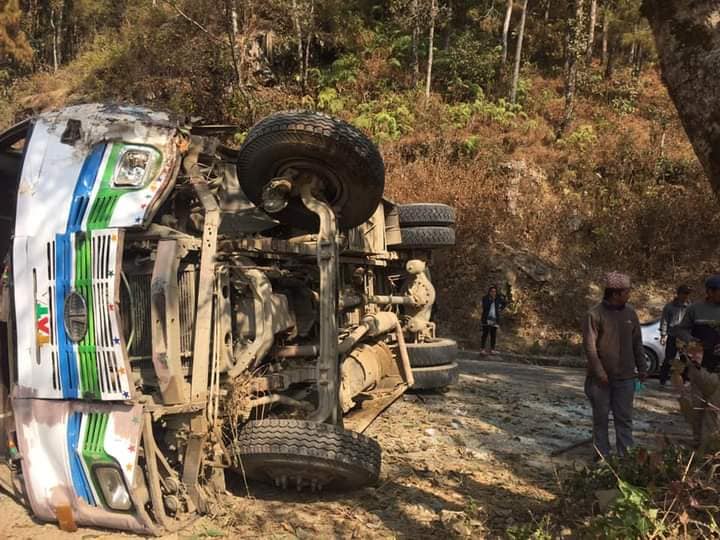 दोलखाबाट काठमाण्डौ  आउँदै  गरेको यात्रु बस दुर्घटना 