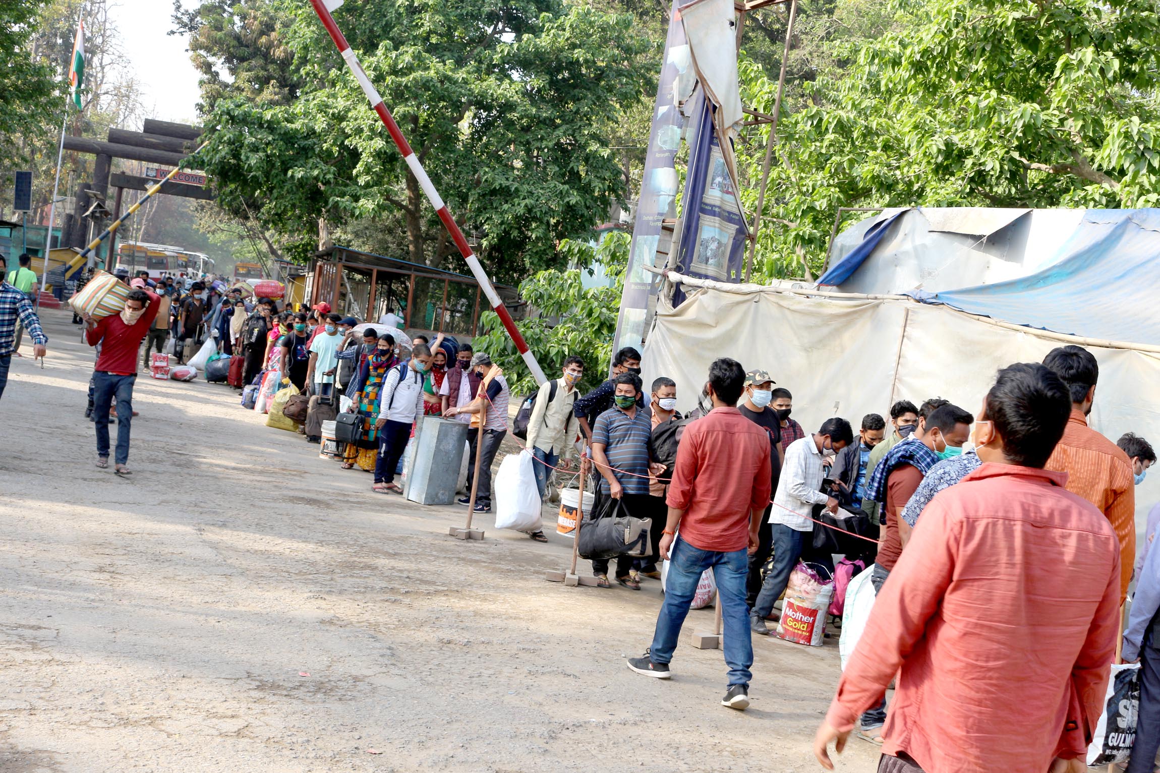 कोरोनाको त्रासले स्वदेश फर्किने नेपालीको लर्को