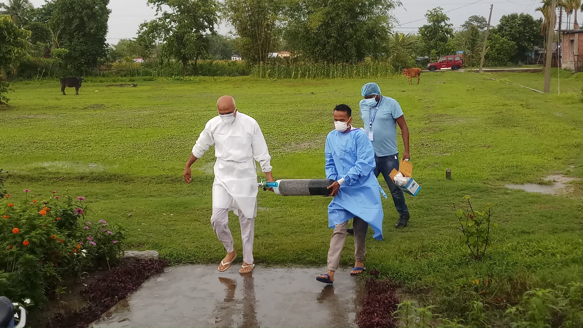 कनकाई नगरप्रमुख जो सङ्क्रमितको घरघरमा डाक्टर र अक्सिजन लिएर जान्छन्