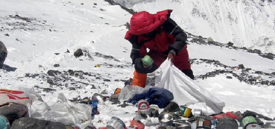 मकालु हिमालबाट सङ्कलित फोहर प्रशोधनका लागि हस्तान्तरण  