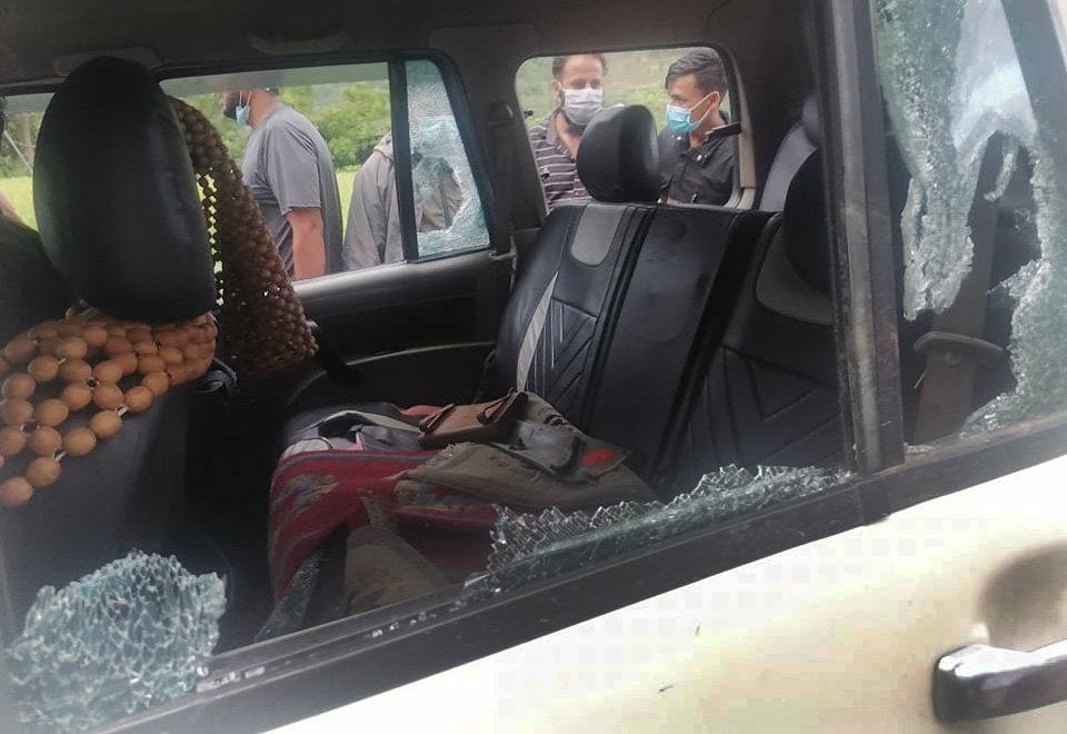 करेन्ट लागेर युवकको मृत्युपछि पीडितद्वारा मेलम्चीका मेयरको गाडी तोडफोड