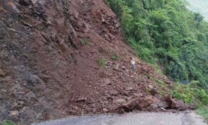 बाढी र पहिरोका कारण  १३ सडक पूर्ण रुपमा अवरुद्ध   