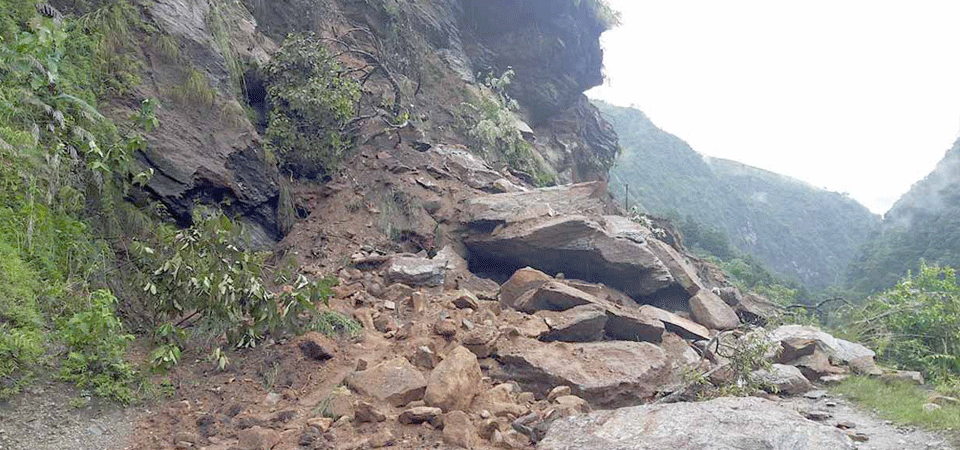 सिन्धुपाल्चोकको कोदारी र लिपीङमा गएको पहिरो पन्छाउन समस्या