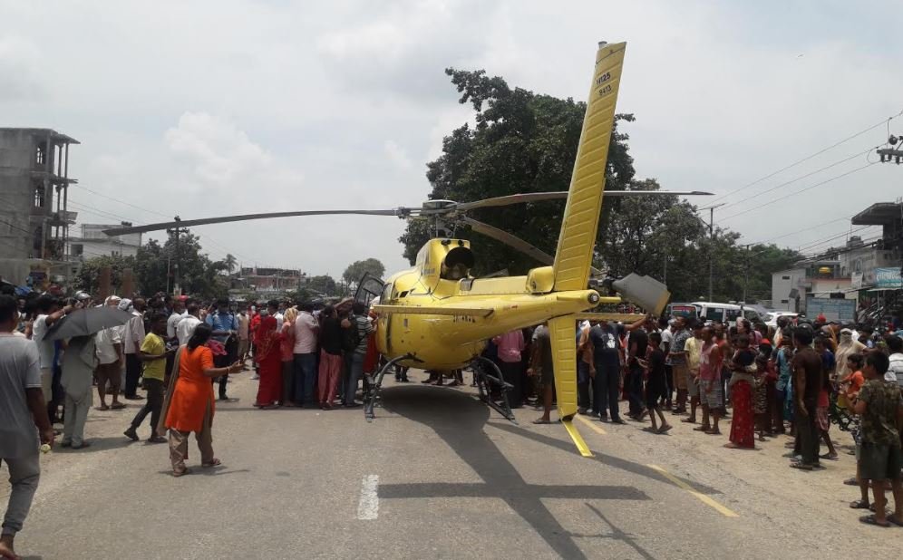 लालबन्दी मोटरसाइकल दुर्घटनाका घाइतेलाई हेलिकप्टरबाट काठमाडौँ लगियो