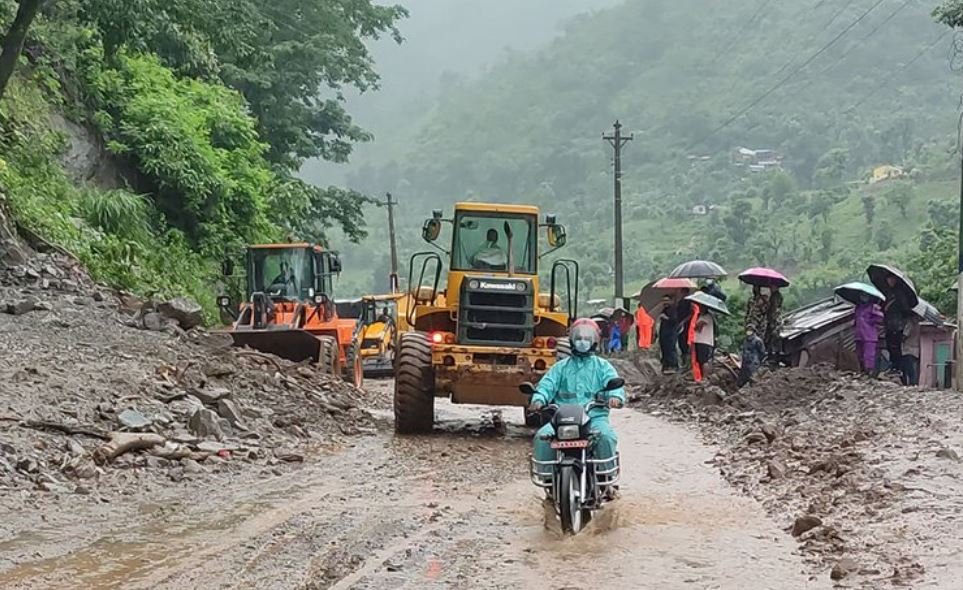 पूर्व पश्चिम राजमार्ग एकतर्फी सञ्चालनमा