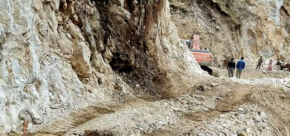 कर्णाली करिडोर अन्तर्गतकाे च्यादुक भीरमा बाटाे छिचाेलियाे