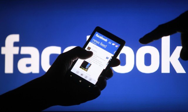 फेसबुकका वेबसाइट र एपहरुले बालबालिकालाई हानी पु-याउने र प्रजातन्त्रलाई कमजोर बनाउने