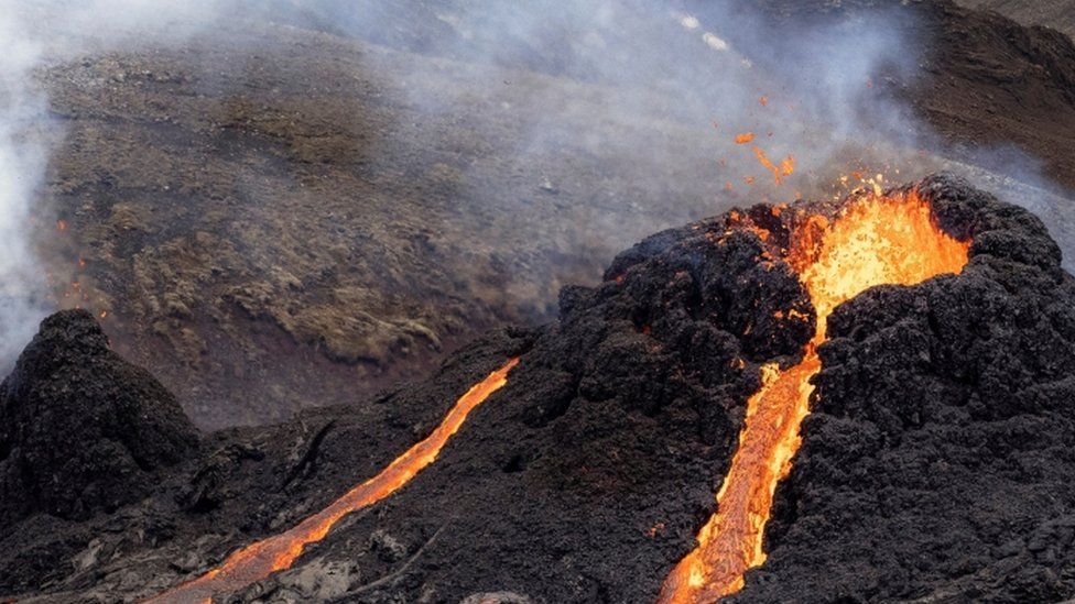 इन्डोनेसियामा ज्वालामुखी विस्फोटमा परी तेह्र जनाको मृत्यु ९८ जना घाइते