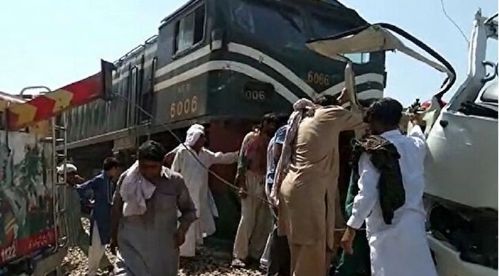 पाकिस्तानको पञ्जाबमा रेलले गाडीलाई ठक्कर दिँदा ३ जनाको मृत्यु