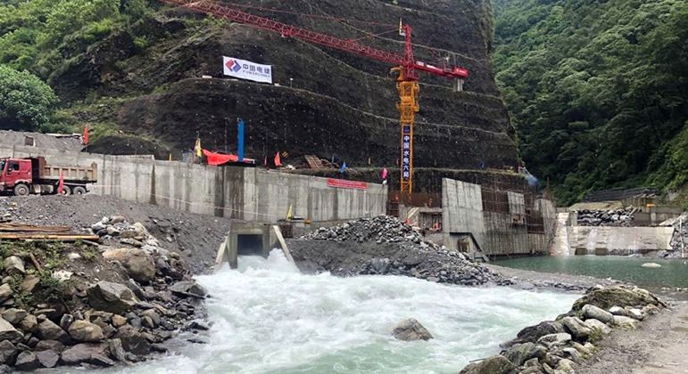 काठमाडौँतर्फ पानी जाने सुरुङ बन्द गरेर आयोजनाको पहिलो अडिट मार्गबाट पानी परीक्षण गरिएको हो । तस्बिरः देवराज सुवेदी/रासस