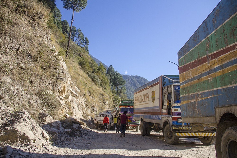 केरूङ नाकामा थन्किएका सामग्री नेपाल भित्र्याउने पहल शुरू  