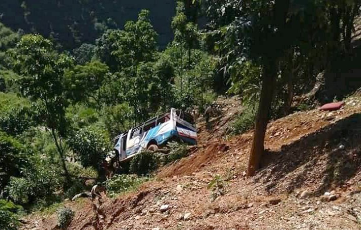 बस दुर्घटनामा  मृत्यु हुनेकाे संख्या १० पुग्याे,  ३० भन्दा बढी यात्रु रहेकाे अनुमान