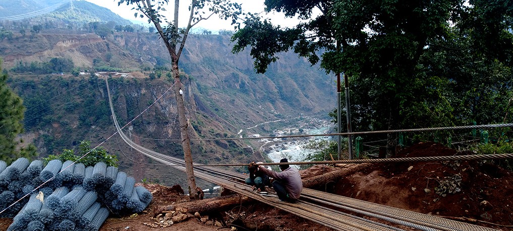 एशियाकै लामो झौलुङ्गे पुल एक वर्ष अगाडि निर्माण सकिदै