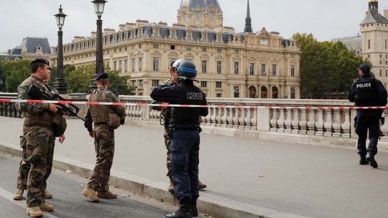 पेरिसको प्रहरी मुख्यालयमा आक्रमण हुँदा चार प्रहरीको मृत्यु  